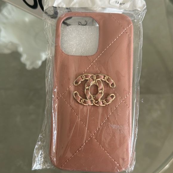 PrettyLittleThing Accessories - Adorable Inspired Quilted IPHONE 13 pro phone case
